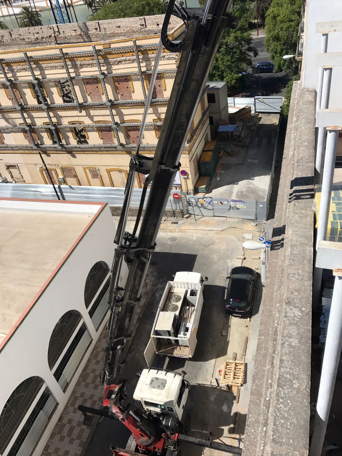 Subiendo materiales en edificio calle Almansa, Sevilla