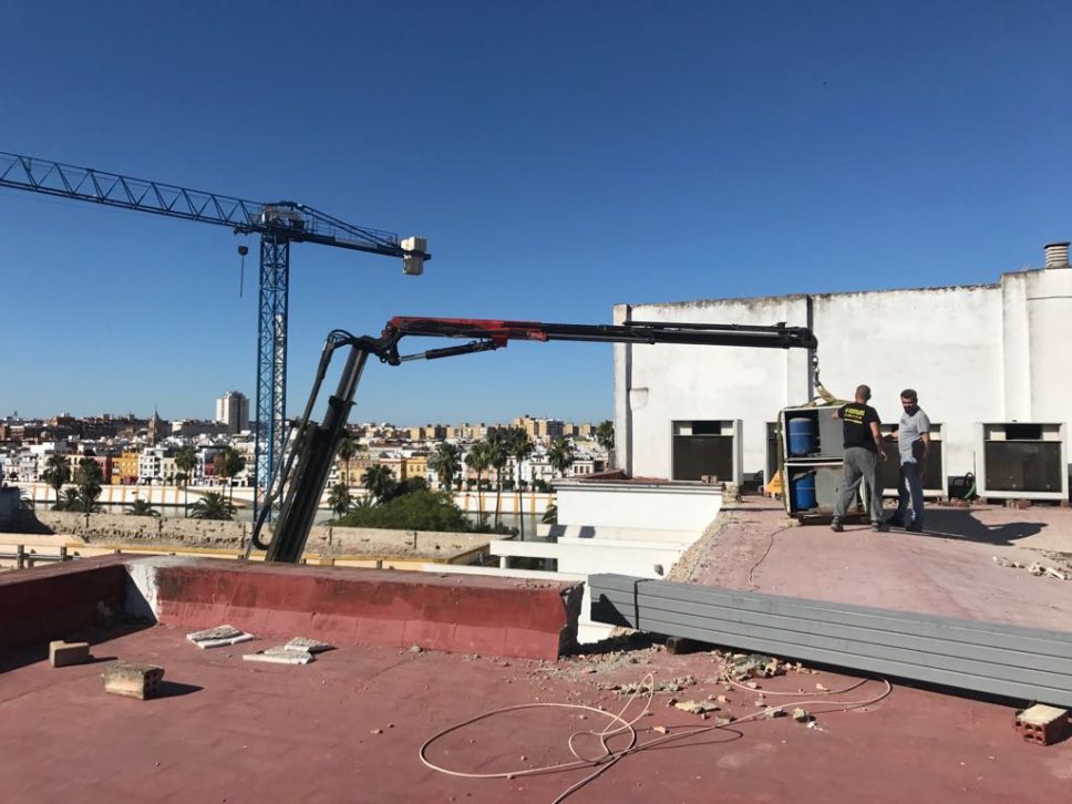 Subiendo materiales en edificio calle Almansa, Sevilla