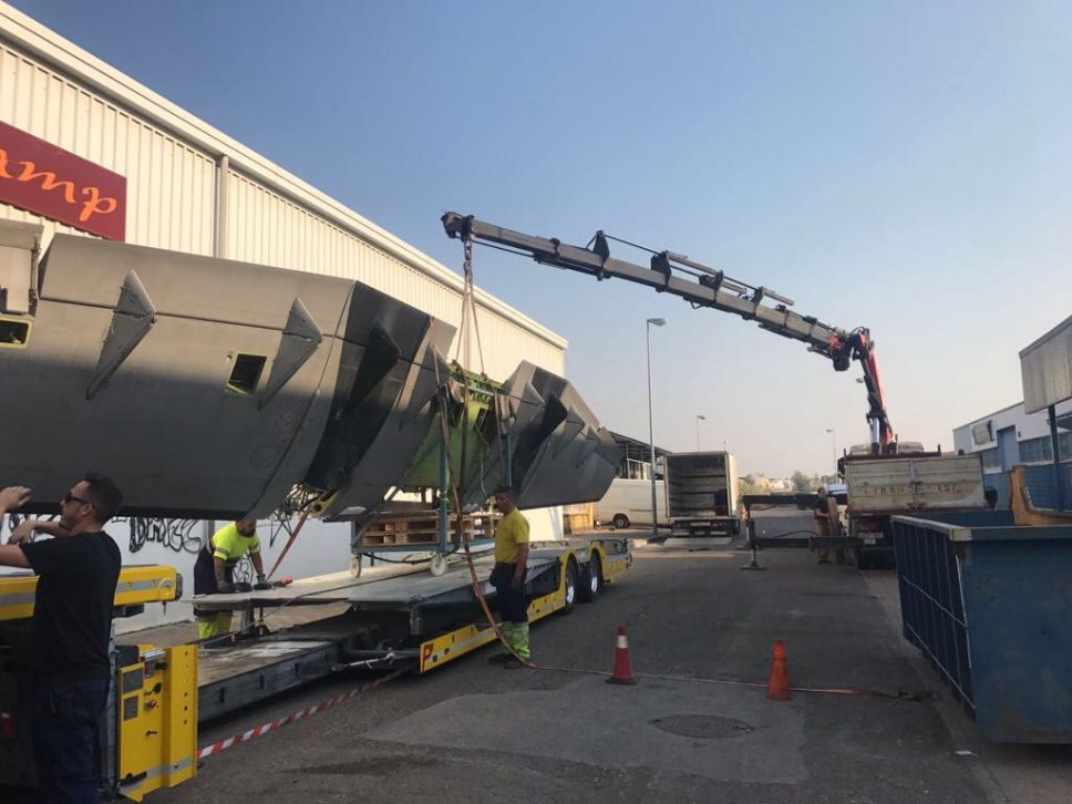 Camión 10000 kg grúa 80 tn cargando un avión en una góndola en La Rinconada