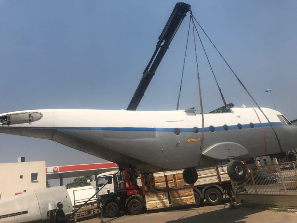 Camión 10000 kg grúa 80 tn cargando un avión en una góndola en La Rinconada