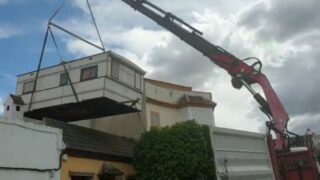 Subiendo un mobile home a una azotea en Brenes - Sevilla