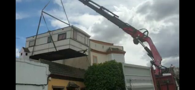 Subiendo un mobile home a una azotea en Brenes - Sevilla